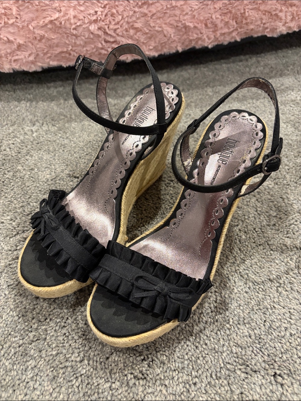 Black wedges